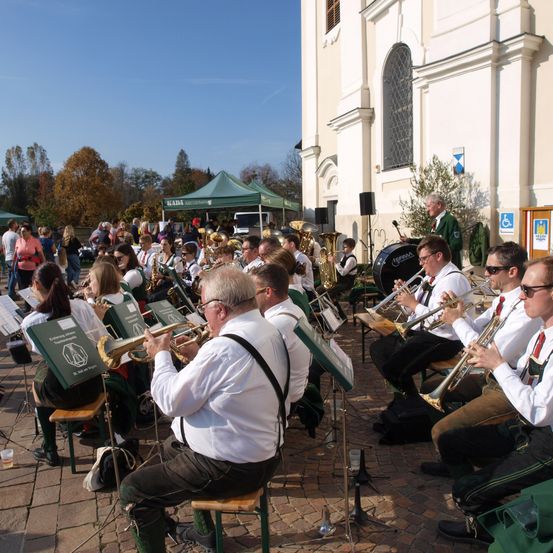 Bild enthält, Group Performance, Music Band, Musical Instrument, Person, Adult, Male, Man, Female, Woman, Flugelhorn