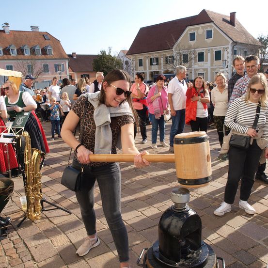 Bild enthält, Path, Walkway, Female, Girl, Person, Teen, Adult, Male, Man, Woman
