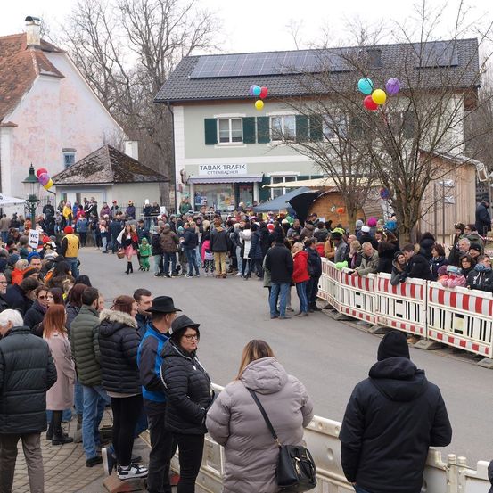 Bild enthält, People, Person, Adult, Female, Woman, Jacket, Neighborhood, Male, Man, Street