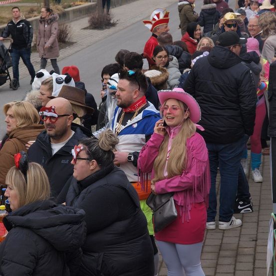 Bild enthält, Hat, Coat, Baseball Cap, Cap, Adult, Female, Person, Woman, Jeans, Man