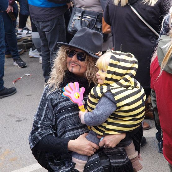 Bild enthält, Hat, Pants, Photography, Portrait, Costume, Coat, Sunglasses, Baseball Cap, Cap, People