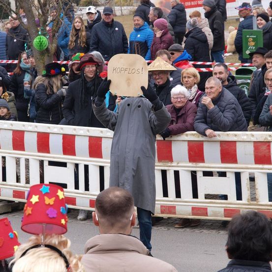 Bild enthält, Coat, People, Person, Adult, Female, Woman, Fence, Male, Man, Child