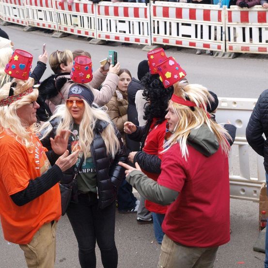 Bild enthält, Adult, Female, Person, Woman, People, Jeans, Jacket, Male, Man, Photography