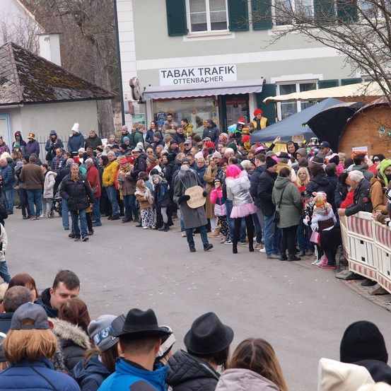 Bild enthält, People, Person, Adult, Female, Woman, Crowd, Male, Man, Face, Jeans
