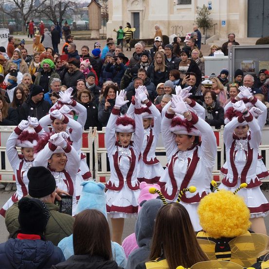 Bild enthält, People, Person, Adult, Female, Woman, Child, Girl, Face, Coat, Jacket
