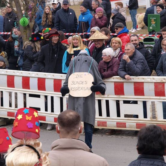 Bild enthält, Coat, Adult, Female, Person, Woman, People, Hat, Male, Man, Child