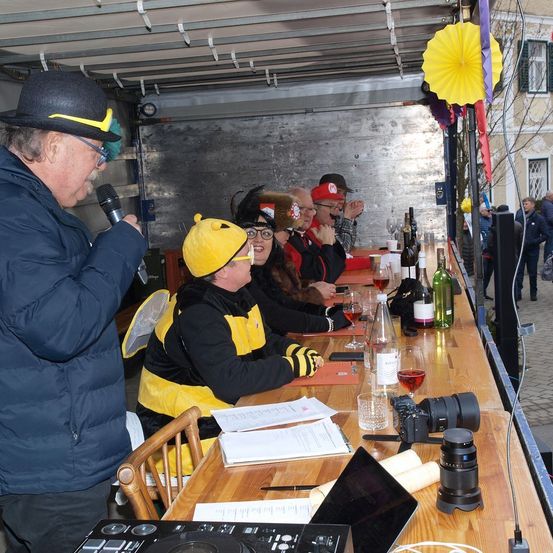 Bild enthält, Adult, Male, Man, Person, Clothing, Jeans, Pants, Coat, Face, Wheel