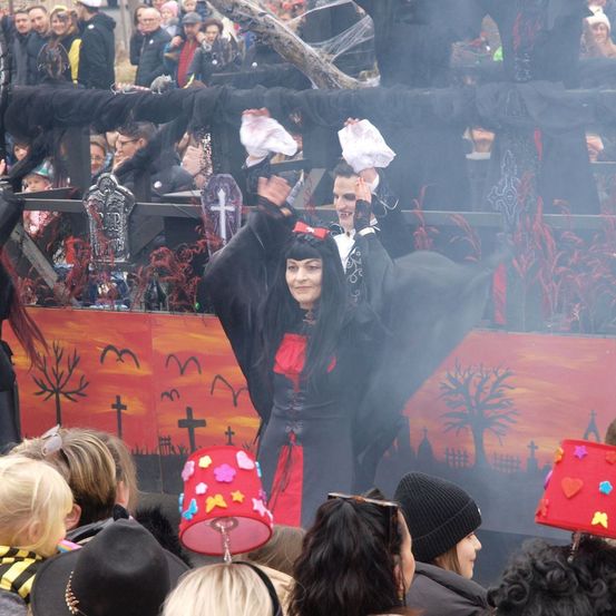 Bild enthält, Adult, Female, Person, Woman, People, Child, Girl, Face, Head, Concert