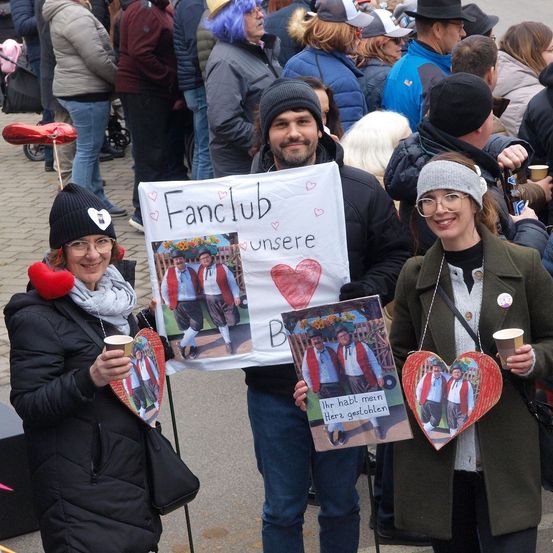 Bild enthält, Coat, Jacket, Cap, Hat, Poster, Baseball Cap, Adult, Female, Person, Woman