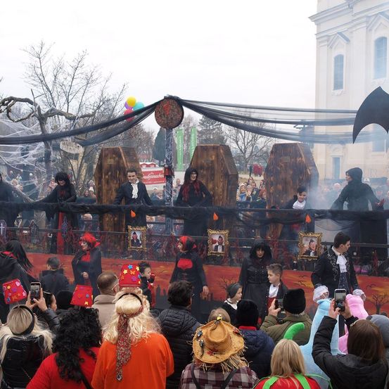 Bild enthält, Adult, Female, Person, Woman, People, Male, Man, Urban, Festival, Face