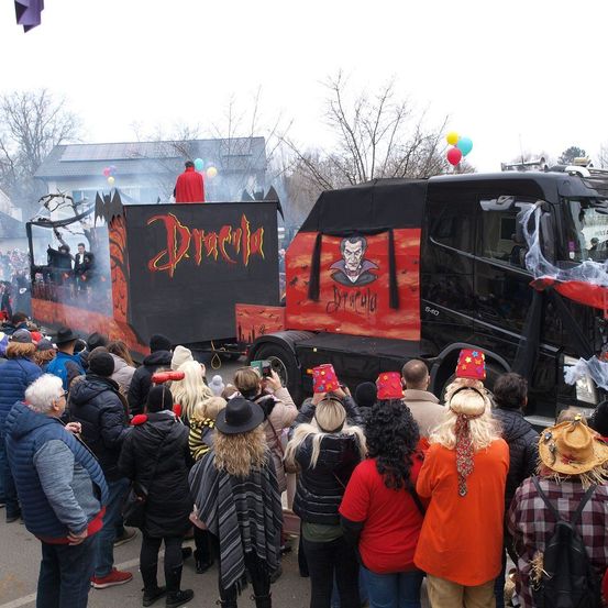 Bild enthält, Adult, Female, Person, Woman, People, Male, Man, Jeans, Shoe, Crowd