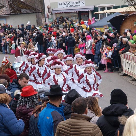 Bild enthält, People, Person, Adult, Female, Woman, Male, Man, Face, Head