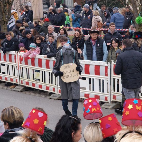 Bild enthält, People, Person, Coat, Adult, Female, Woman, Child, Girl, Crowd, Hat