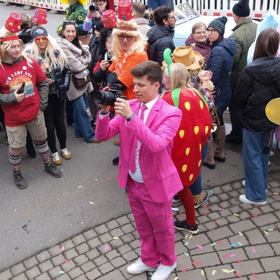 Bild enthält, Adult, Female, Person, Woman, People, Jeans, Coat, Child, Girl, Shoe