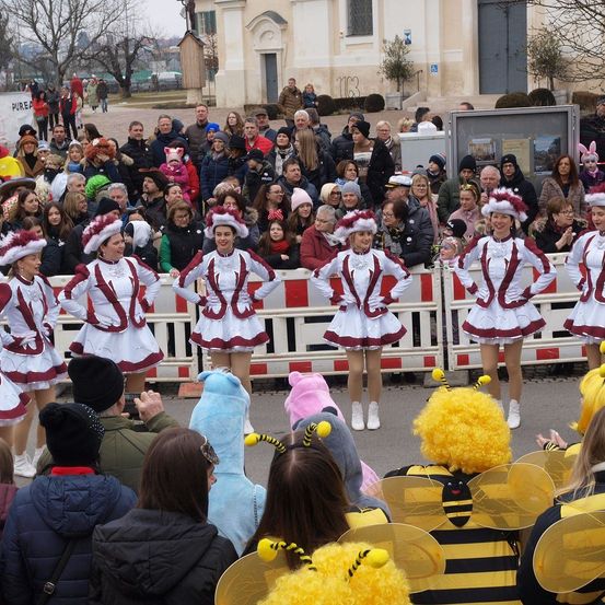 Bild enthält, People, Person, Child, Female, Girl, Adult, Woman, Face, Head, Crowd