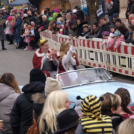 Bild enthält, Adult, Female, Person, Woman, People, Male, Man, Bride, Jacket, Child