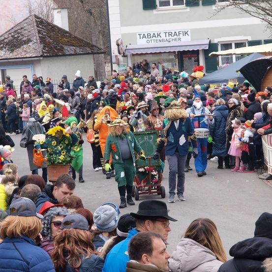 Bild enthält, People, Person, Adult, Female, Woman, Crowd, Male, Man, Face, Parade