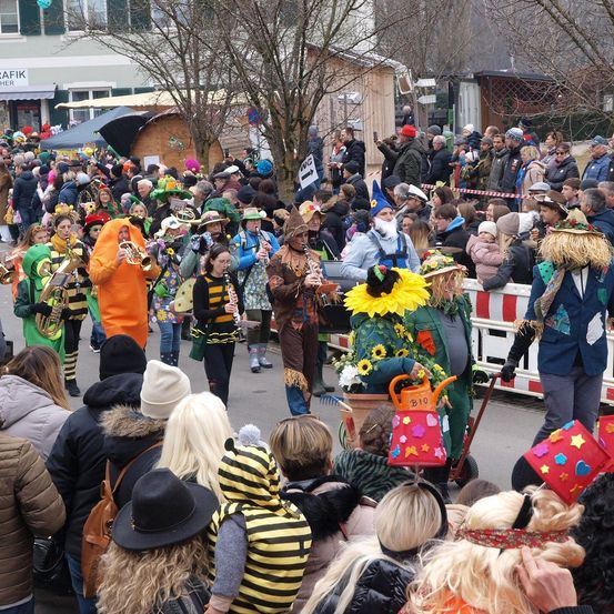 Bild enthält, People, Person, Adult, Female, Woman, Carnival, Male, Man, Coat, Face