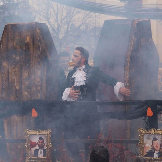 Bild enthält, Person, Face, Head, Smoke, Nature, Outdoors, Weather, Altar, Church, Prayer