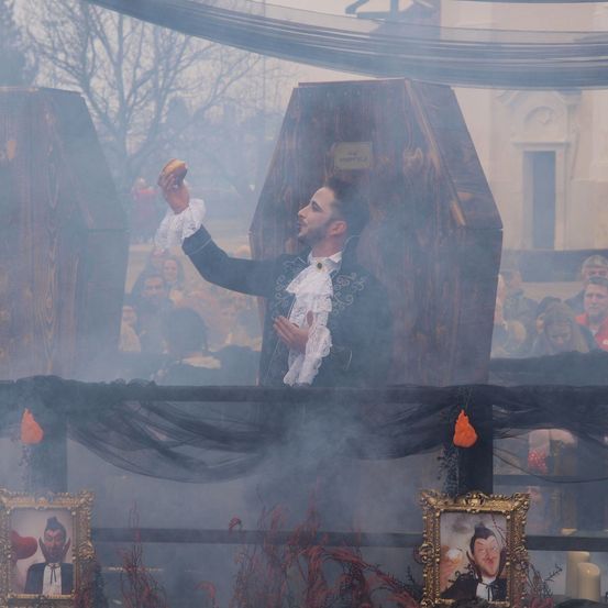 Bild enthält, Nature, Outdoors, Weather, Person, Face, Head, Smoke, Candle