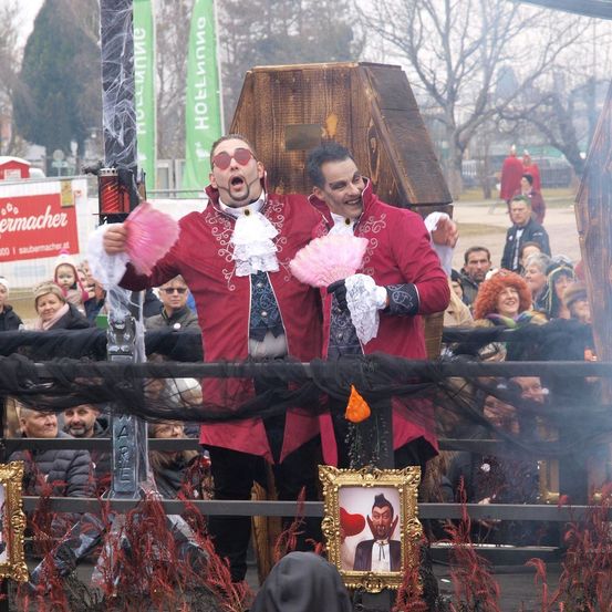 Bild enthält, Coat, Face, Person, Photography, Portrait, Adult, Male, Man, People, Glove