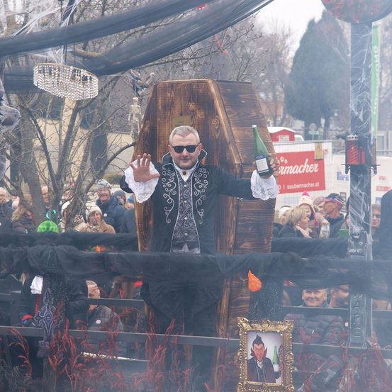 Bild enthält, Person, Photography, Portrait, Adult, Male, Man, Urban, Costume, Sunglasses, Shelter