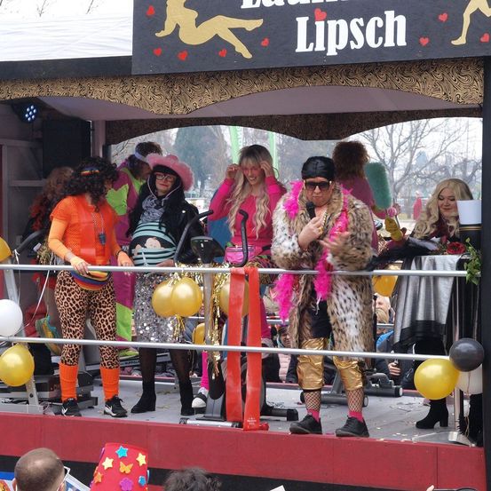 Bild enthält, Adult, Female, Person, Woman, People, Costume, Shelter, Accessories, Shoe, Balloon