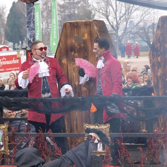 Bild enthält, Adult, Male, Man, Person, Glove, Coat, Face, Female, Woman, Outdoors