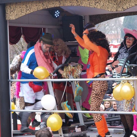 Bild enthält, Shelter, Balloon, People, Person, Adult, Female, Woman, Face, Portrait, Costume