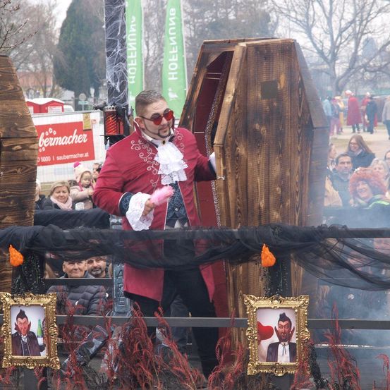 Bild enthält, Adult, Male, Man, Person, Face, Head, Clothing, Formal Wear, Suit, Festival