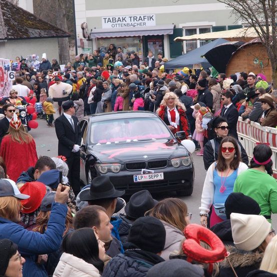Bild enthält, People, Person, Adult, Female, Woman, Crowd, Car, Male, Man, Face