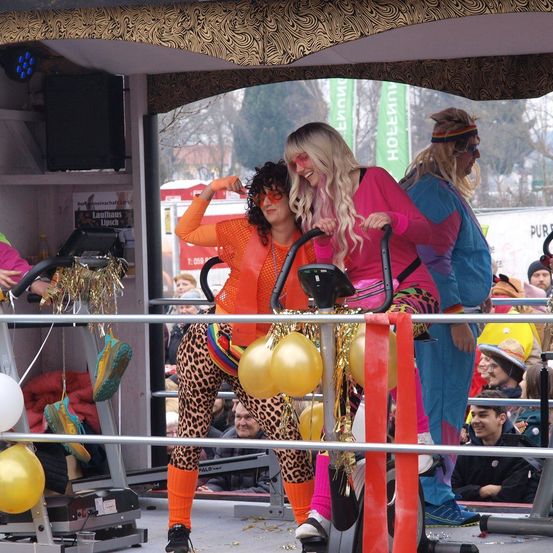 Bild enthält, Adult, Female, Person, Woman, People, Balloon, Shelter, Shoe, Face, Jacket