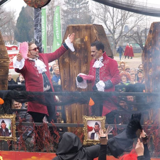 Bild enthält, Person, Adult, Female, Woman, Face, Head, Festival