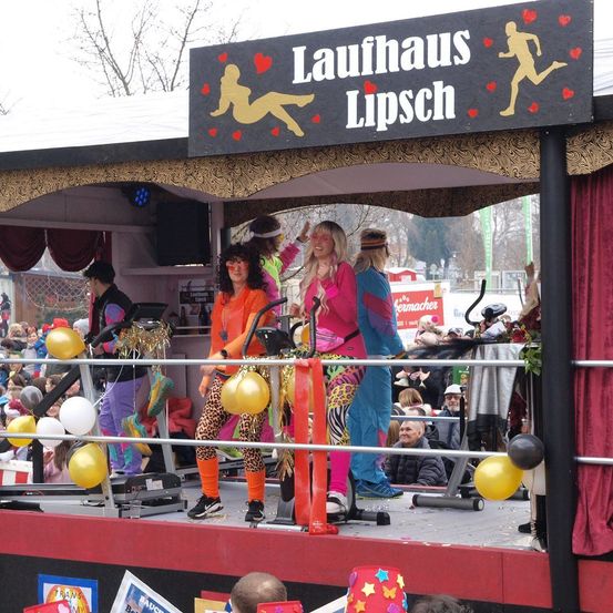 Bild enthält, Adult, Female, Person, Woman, Carnival, Costume, People, Face, Footwear, Shoe