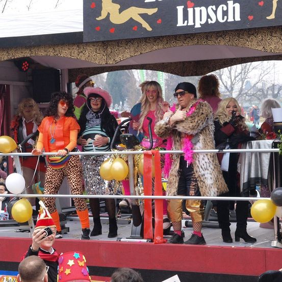 Bild enthält, Costume, Person, Adult, Female, Woman, People, Shelter, Shoe, Balloon, Portrait