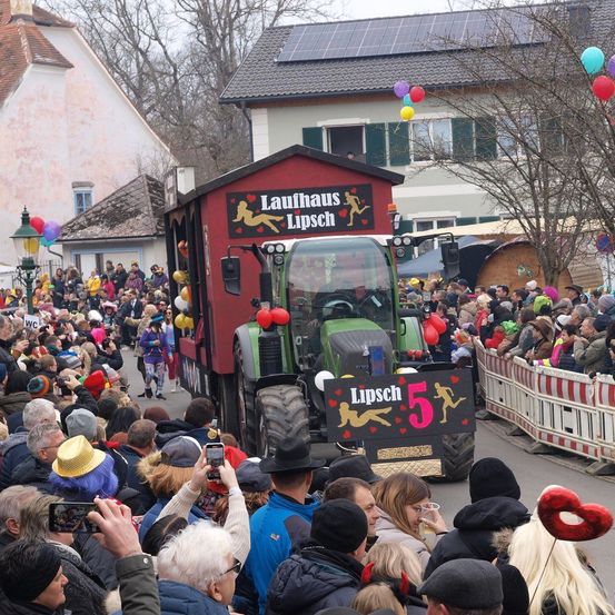Bild enthält, People, Person, Adult, Female, Woman, Crowd, Male, Man, Wheel, Parade