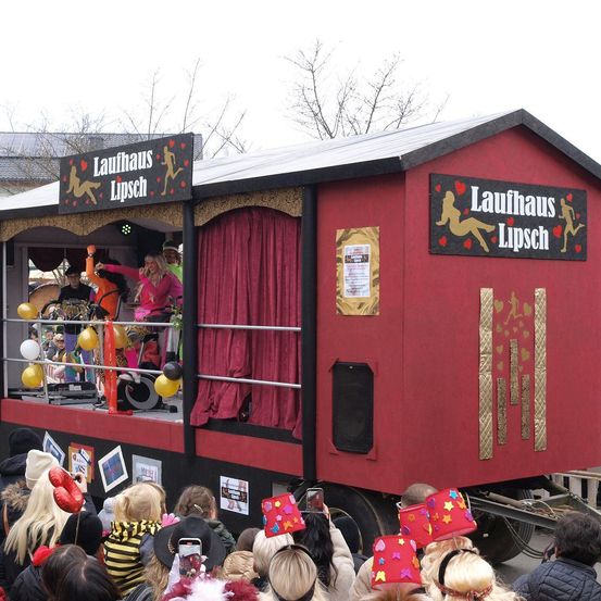 Bild enthält, Adult, Female, Person, Woman, People, Machine, Wheel, Face, Head, Vehicle