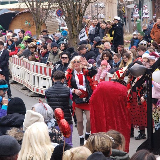Bild enthält, People, Person, Adult, Female, Woman, Crowd, Male, Man, Face, Head