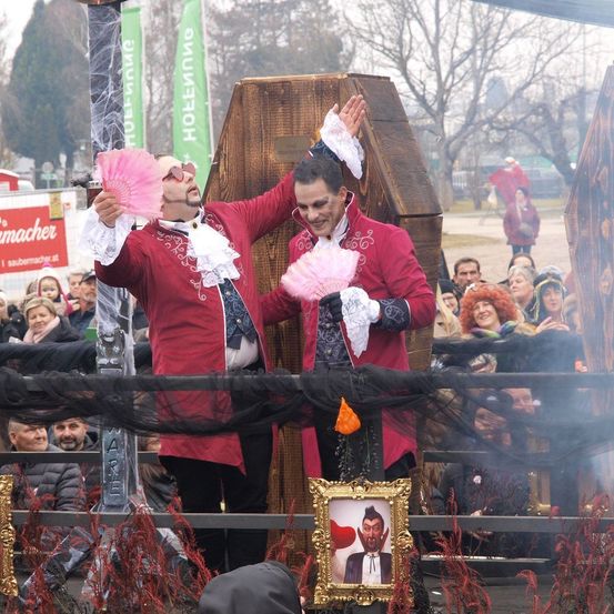 Bild enthält, Adult, Male, Man, Person, Face, Head, Festival, Clothing, Formal Wear, Suit