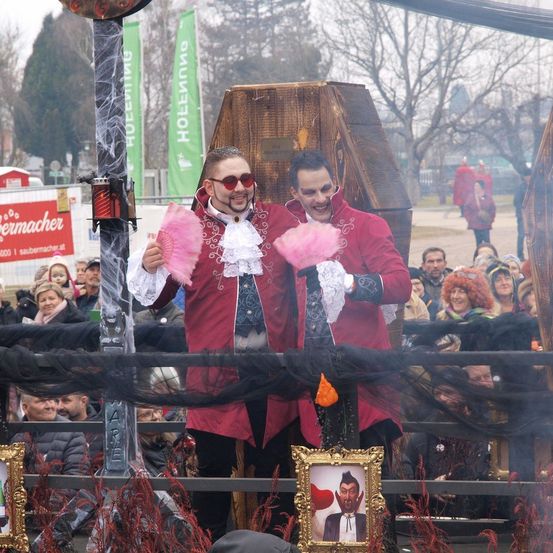 Bild enthält, Costume, Person, Coat, Glove, Face, Portrait, Adult, Male, Man, Shelter