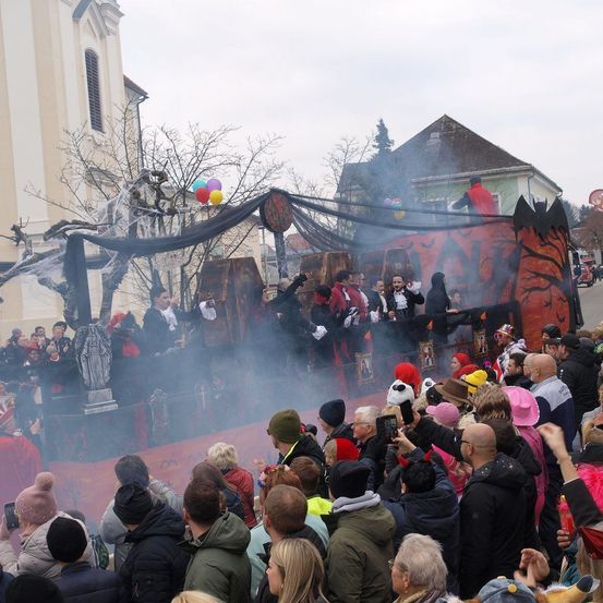 Bild enthält, People, Person, Adult, Male, Man, Face, Urban, Child, Female, Girl