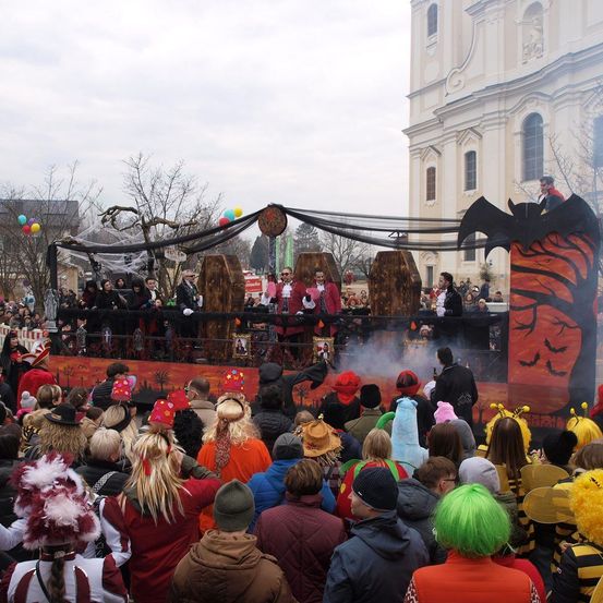 Bild enthält, People, Person, Adult, Female, Woman, Crowd, Male, Man, Urban, Festival