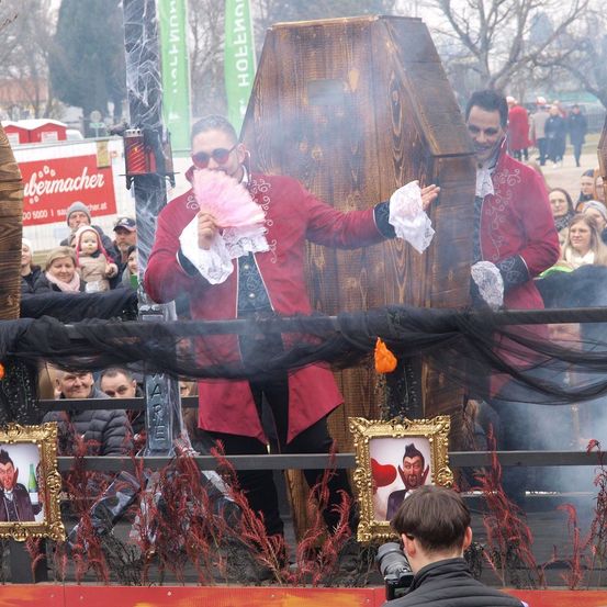 Bild enthält, Person, Adult, Male, Man, Face, Head, Clothing, Formal Wear, Suit