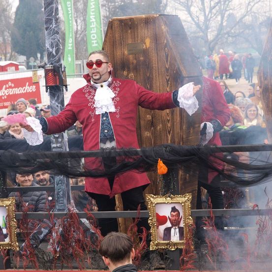 Bild enthält, Adult, Male, Man, Person, Formal Wear, Suit, Face, Coat, Festival, Outdoors