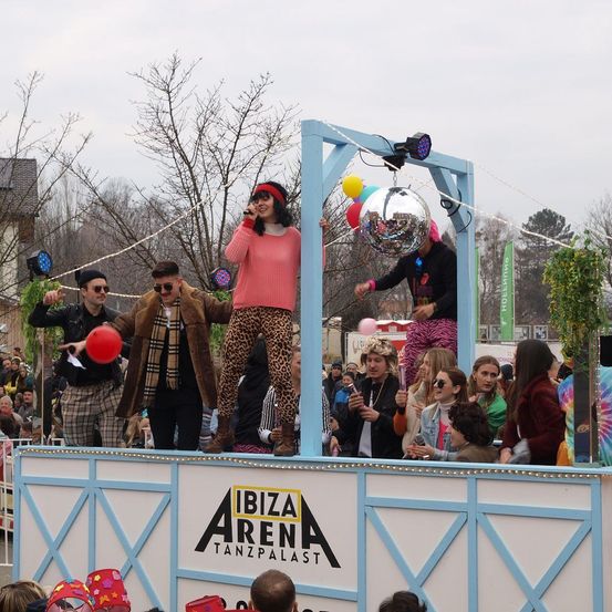 Bild enthält, People, Person, Balloon, Adult, Female, Woman, Male, Man, Tree, Face