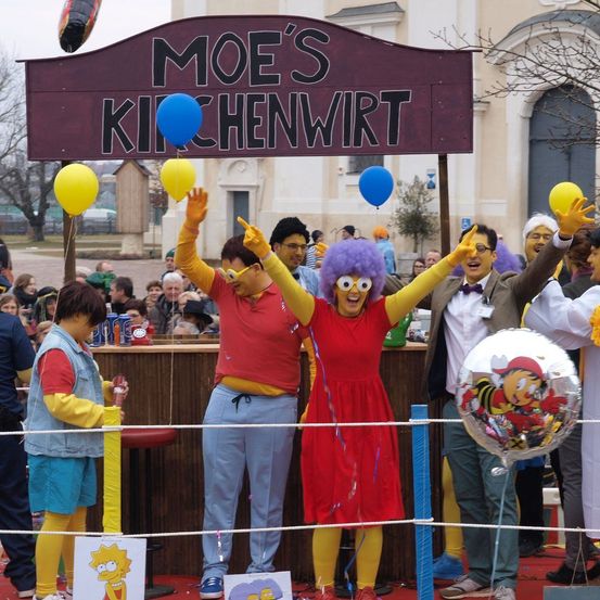 Bild enthält, People, Person, Balloon, Adult, Male, Man, Flower Arrangement, Flower Bouquet, Face, Parade