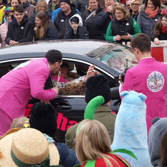 Bild enthält, Adult, Female, Person, Woman, Hat, Child, Girl, Male, Man, Car