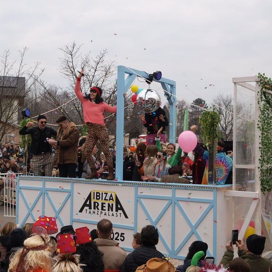 Bild enthält, People, Person, Adult, Female, Woman, Male, Man, Crowd, Balloon, Parade