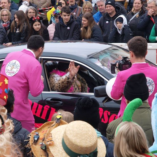 Bild enthält, Adult, Female, Person, Woman, Hat, Male, Man, Jacket, Photographer, Car
