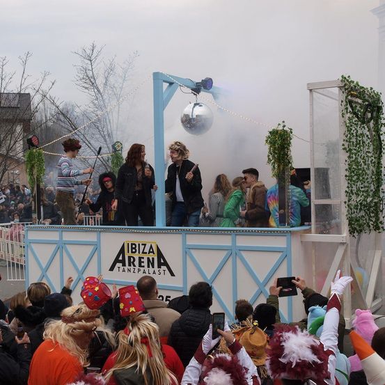 Bild enthält, People, Person, Adult, Female, Woman, Crowd, Balloon, Male, Man, Face